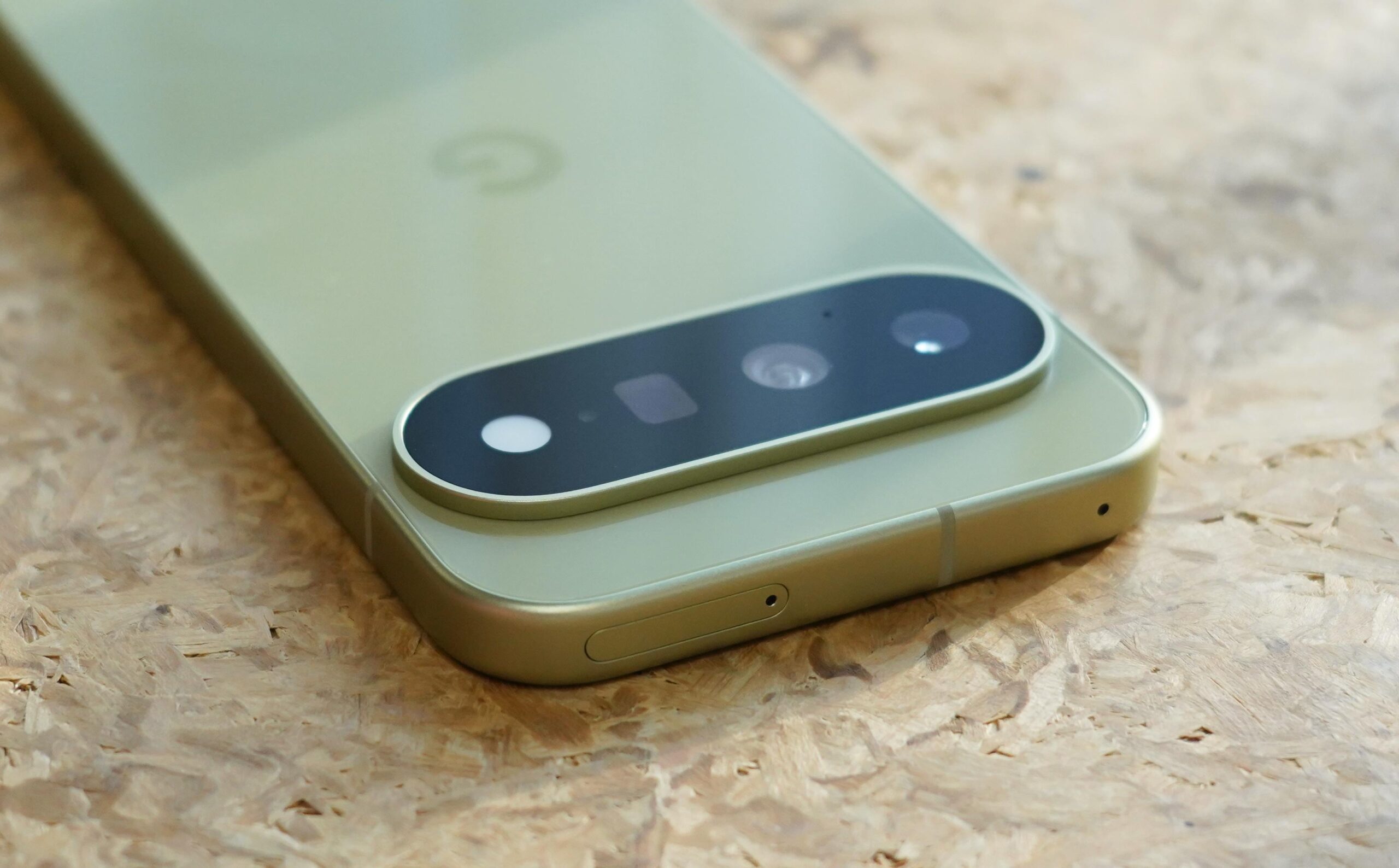 Google Pixel 11 Pistachio with case